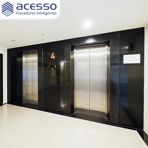 Elevador de carga industrial com acionamento automático